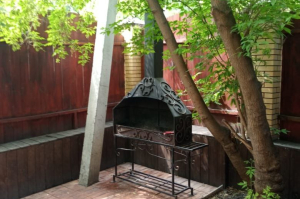 Мангальная площадка в центре. С баней, купелью, бильярдом и шашлыком. Есть отдельные номера. Мангальная площадка в центре. С баней, купелью, бильярдом и шашлыком. Есть отдельные номера.