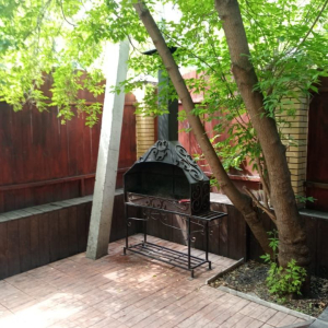 Мангальная площадка в центре. С баней, купелью, бильярдом и шашлыком. Есть отдельные номера. Мангальная площадка в центре. С баней, купелью, бильярдом и шашлыком. Есть отдельные номера.